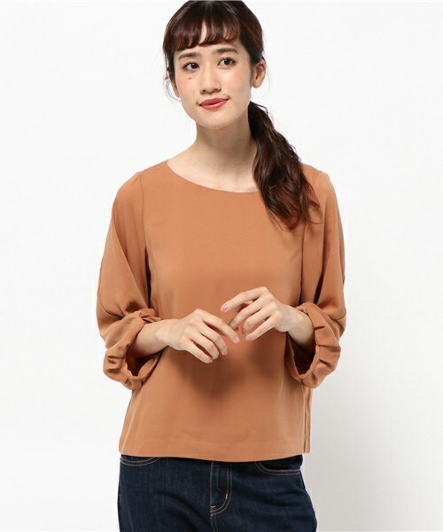 archives（アルシーヴ）の「【店舗限定商品】バックサテンボリューム袖ﾌﾞﾗｳｽ（シャツ/ブラウス・レディース・オフホワイト/ブラック/オレンジ・MEDIUM）」の3枚目の写真