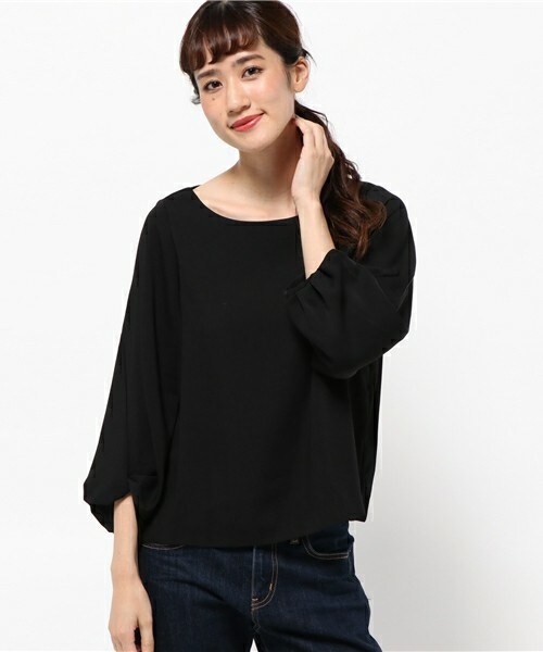 archives（アルシーヴ）の「【店舗限定商品】バックサテンボリューム袖ﾌﾞﾗｳｽ（シャツ/ブラウス・レディース・オフホワイト/ブラック/オレンジ・MEDIUM）」の2枚目の写真