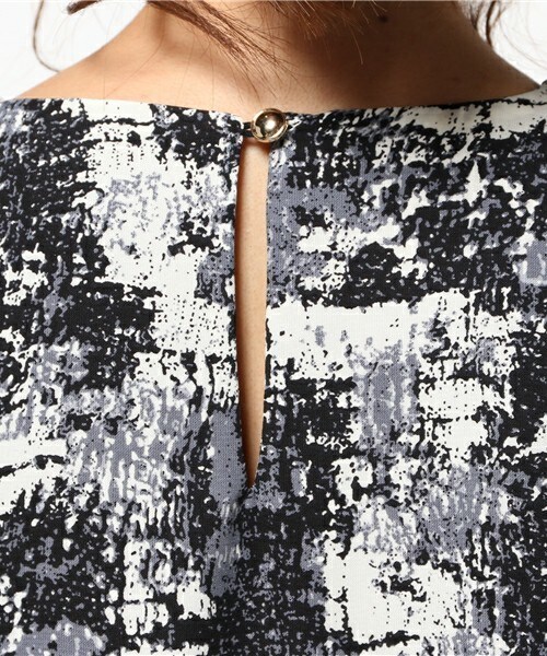 archives（アルシーヴ）の「幾何柄Vネックドルマンワンピース（ワンピース・レディース・グレー/カーキ/ピンク・MEDIUM）」の9枚目の写真