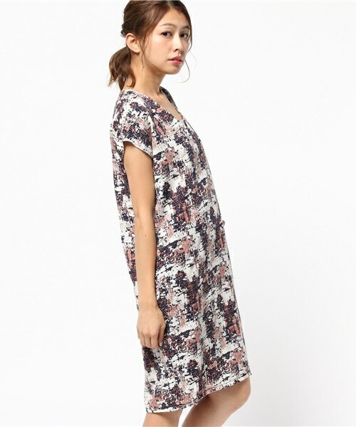 archives（アルシーヴ）の「幾何柄Vネックドルマンワンピース（ワンピース・レディース・グレー/カーキ/ピンク・MEDIUM）」の3枚目の写真