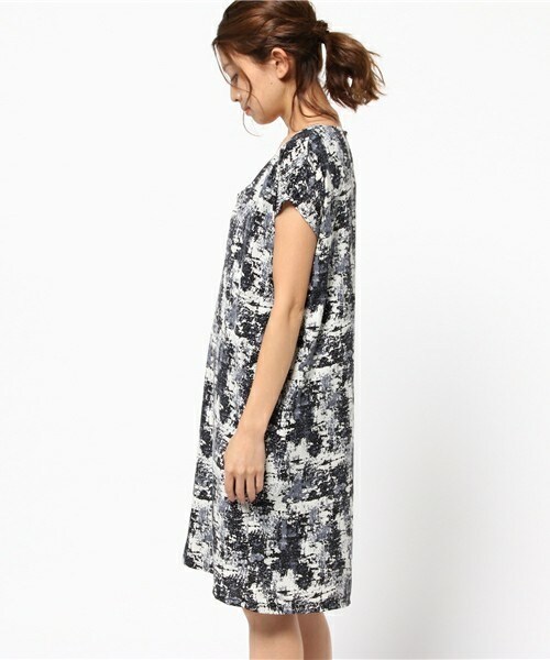 archives（アルシーヴ）の「幾何柄Vネックドルマンワンピース（ワンピース・レディース・グレー/カーキ/ピンク・MEDIUM）」の5枚目の写真