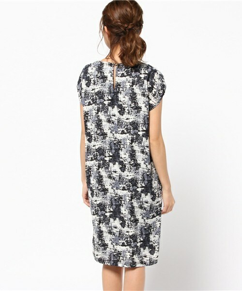 archives（アルシーヴ）の「幾何柄Vネックドルマンワンピース（ワンピース・レディース・グレー/カーキ/ピンク・MEDIUM）」の6枚目の写真