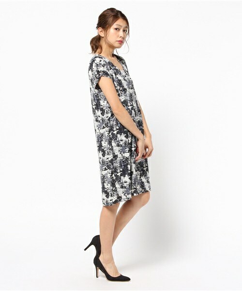 archives（アルシーヴ）の「幾何柄Vネックドルマンワンピース（ワンピース・レディース・グレー/カーキ/ピンク・MEDIUM）」の7枚目の写真