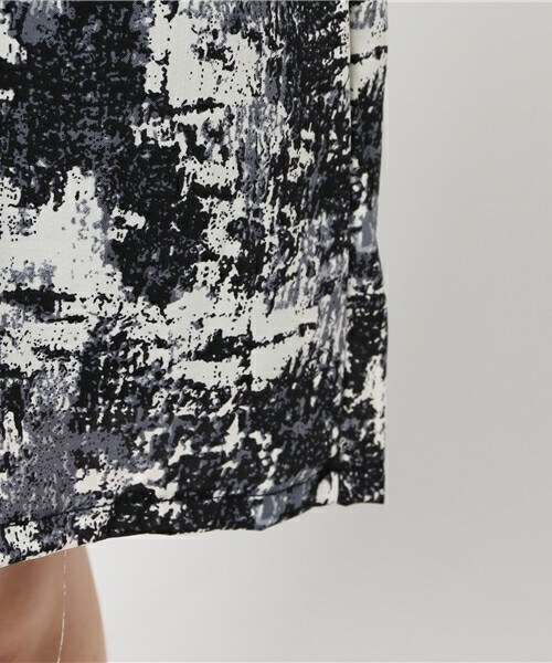 archives（アルシーヴ）の「幾何柄Vネックドルマンワンピース（ワンピース・レディース・グレー/カーキ/ピンク・MEDIUM）」の11枚目の写真