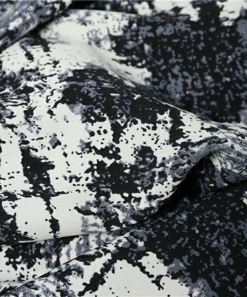 archives（アルシーヴ）の「幾何柄Vネックドルマンワンピース（ワンピース・レディース・グレー/カーキ/ピンク・MEDIUM）」の12枚目の写真