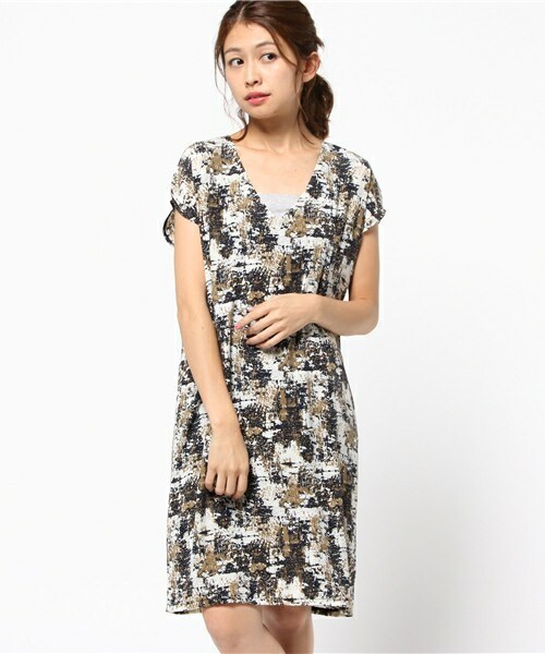 archives（アルシーヴ）の「幾何柄Vネックドルマンワンピース（ワンピース・レディース・グレー/カーキ/ピンク・MEDIUM）」の2枚目の写真