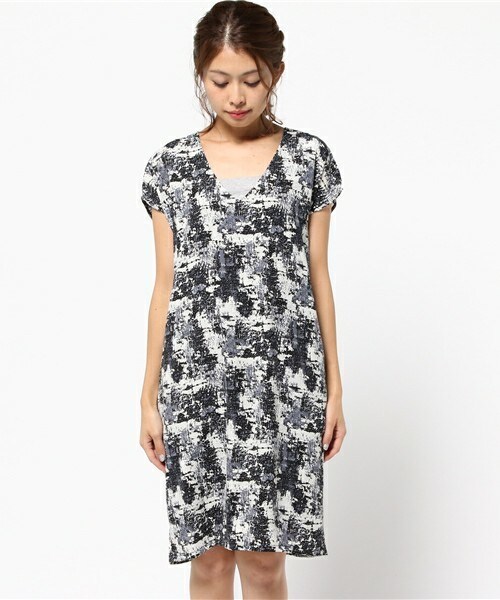 archives（アルシーヴ）の「幾何柄Vネックドルマンワンピース（ワンピース・レディース・グレー/カーキ/ピンク・MEDIUM）」の4枚目の写真