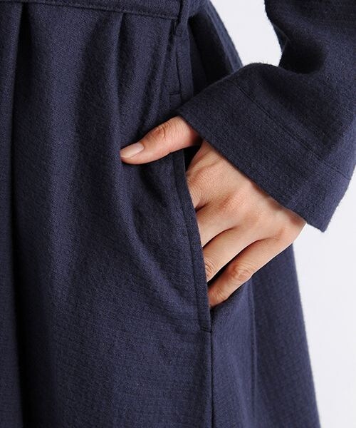 studio CLIP(スタディオクリップ)の「コットンドビーロングガウンコート(ジャケット/アウター・ベージュ/カーキ/ネイビー・F)」の8枚目の写真