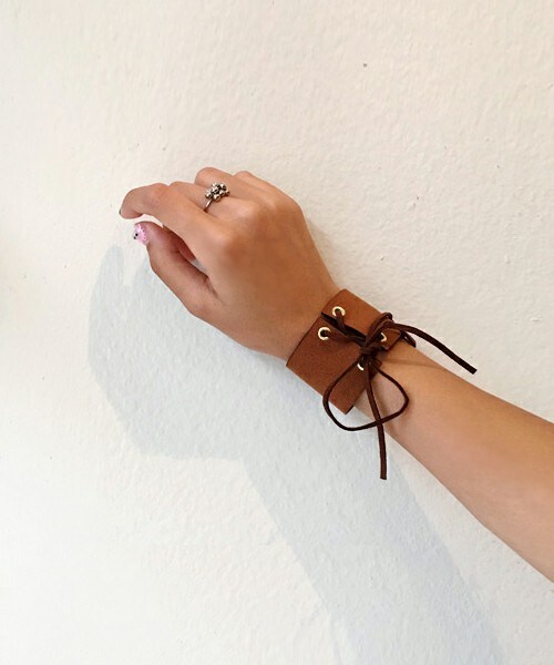 DHOLIC（ディーホリック）の「スエード調レースアップブレスレット（ブレスレット・レディース・カーキ/ブラウン/ブラック・FREE）」の3枚目の写真