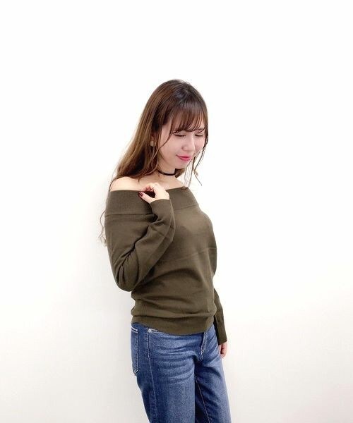 archives（アルシーヴ）の「【予約】オフショルプルオーバー（ニット/セーター・レディース・オフホワイト/ブラック/グレー/カーキ/ワイン・MEDIUM）」の4枚目の写真