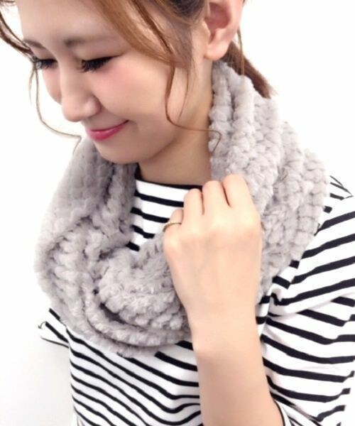 archives（アルシーヴ）の「【予約】もこもこフェイクファーツイストスヌード（ストール/ショール・レディース・オフホワイト/グレー/モカ・MEDIUM）」の2枚目の写真