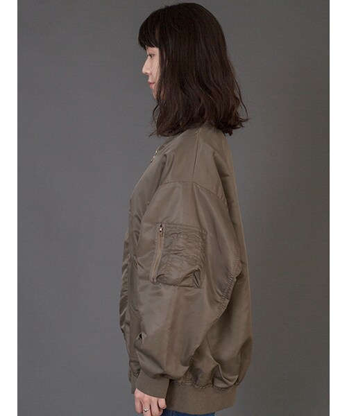 w closet(ダブルクローゼット)の「BIGシルエットリバーシブルMA-1(ジャケット/アウター・レディース・カーキ/ブラック・FREE)」の4枚目の写真