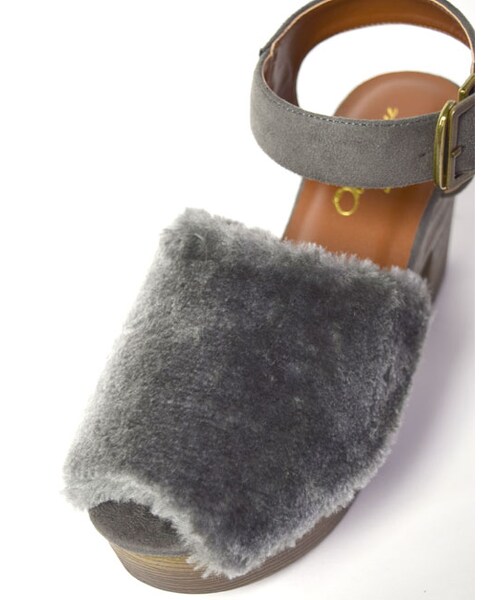w closet（ダブルクローゼット）の「【先行予約】ファースタッズサンダル（シューズ・レディース・キナリ/グレー/ブラック・M/L）」の6枚目の写真