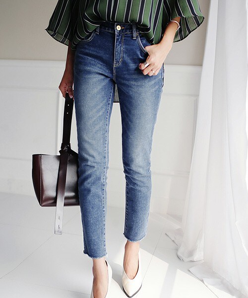 DHOLIC(ディーホリック)の「フレイドヘムストレートブルーデニムパンツ(デニムパンツ・レディース・ブルーデニム・XS/S/M/L)」の1枚目の写真