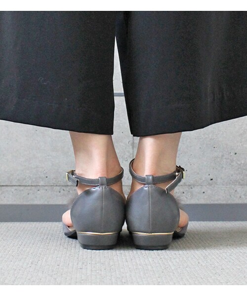 mysty woman（ミスティウーマン）の「【mysty woman】ファー付きセパレートパンプス（シューズ・レディース・グレー/ライトブラウン/ブラック・M/L）」の5枚目の写真