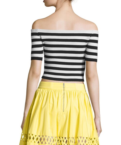 Alice and Olivia（アリスオリヴィア）の「Alice + Olivia Grant Striped Off-the-Shoulder Cropped Top, Black/White（トップス・レディース・White・MEDIUM）」の4枚目の写真