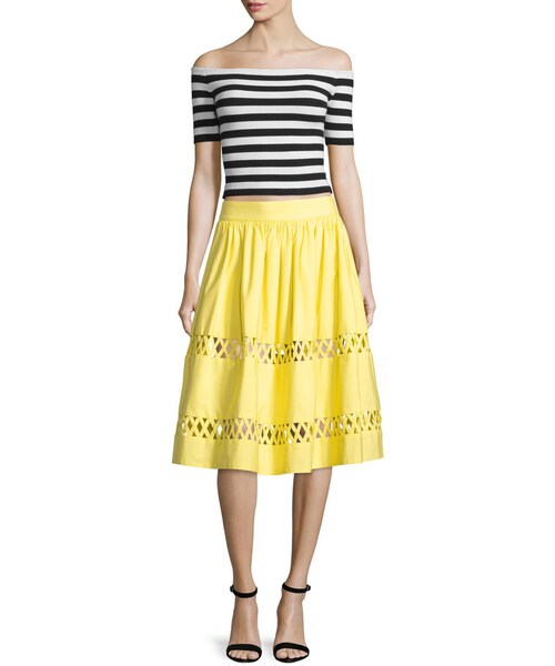 Alice and Olivia（アリスオリヴィア）の「Alice + Olivia Grant Striped Off-the-Shoulder Cropped Top, Black/White（トップス・レディース・White・MEDIUM）」の3枚目の写真