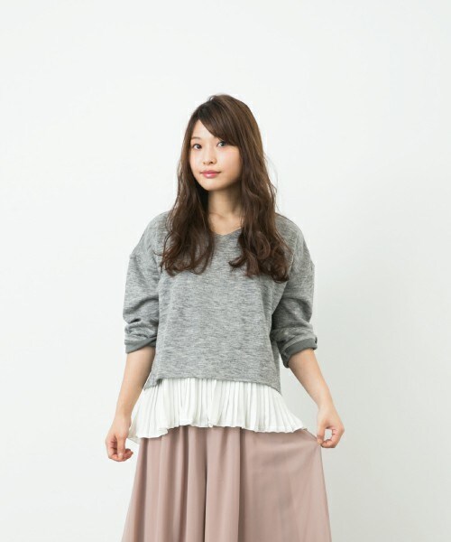 INTERPLANET WINGS(インタープラネットウィング)の「《WEARISTA 三橋栄香セレクト》 ポンチVネックプリーツレイヤードP/O(Tシャツ/カットソー・レディース・ブラック/グレー/マスタード・FREE)」の4枚目の写真