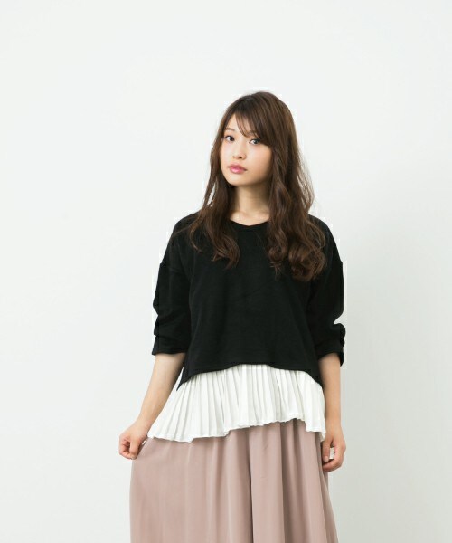 INTERPLANET WINGS(インタープラネットウィング)の「《WEARISTA 三橋栄香セレクト》 ポンチVネックプリーツレイヤードP/O(Tシャツ/カットソー・レディース・ブラック/グレー/マスタード・FREE)」の2枚目の写真