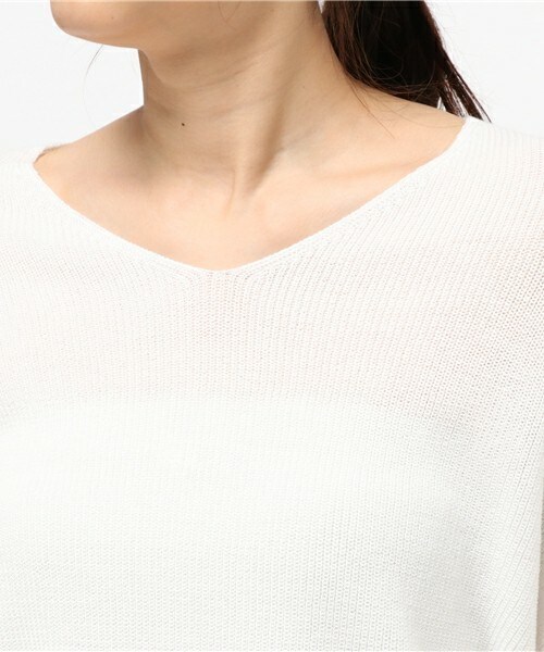 archives（アルシーヴ）の「アゼアミVネックプルオーバー（ニット/セーター・レディース・ホワイト/オフホワイト/グレー/ネイビー/キャメル/ワイン・MEDIUM）」の10枚目の写真