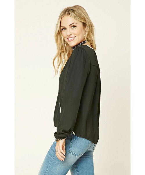 FOREVER 21（フォーエバー トゥエンティーワン）の「FOREVER 21 Contrast Satin Surplice Top（シャツ/ブラウス・レディース・White/Red/Black・S/M/L）」の14枚目の写真