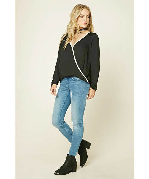 FOREVER 21（フォーエバー トゥエンティーワン）の「FOREVER 21 Contrast Satin Surplice Top（シャツ/ブラウス・レディース・White/Red/Black・S/M/L）」の6枚目の写真
