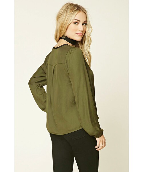 FOREVER 21（フォーエバー トゥエンティーワン）の「FOREVER 21 Contrast Satin Surplice Top（シャツ/ブラウス・レディース・White/Red/Black・S/M/L）」の12枚目の写真