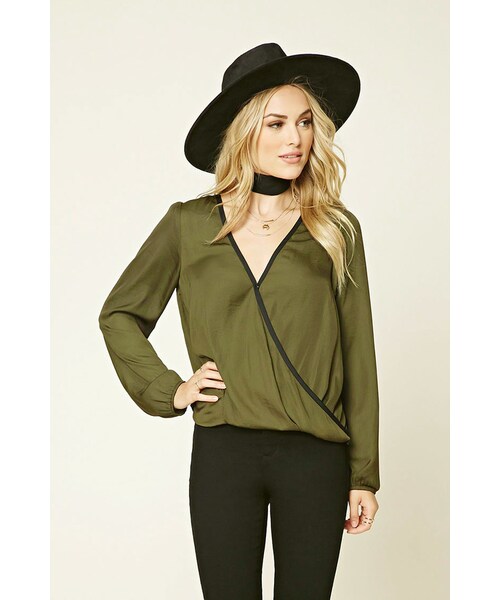 FOREVER 21（フォーエバー トゥエンティーワン）の「FOREVER 21 Contrast Satin Surplice Top（シャツ/ブラウス・レディース・White/Red/Black・S/M/L）」の2枚目の写真