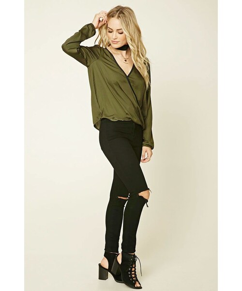 FOREVER 21（フォーエバー トゥエンティーワン）の「FOREVER 21 Contrast Satin Surplice Top（シャツ/ブラウス・レディース・White/Red/Black・S/M/L）」の15枚目の写真