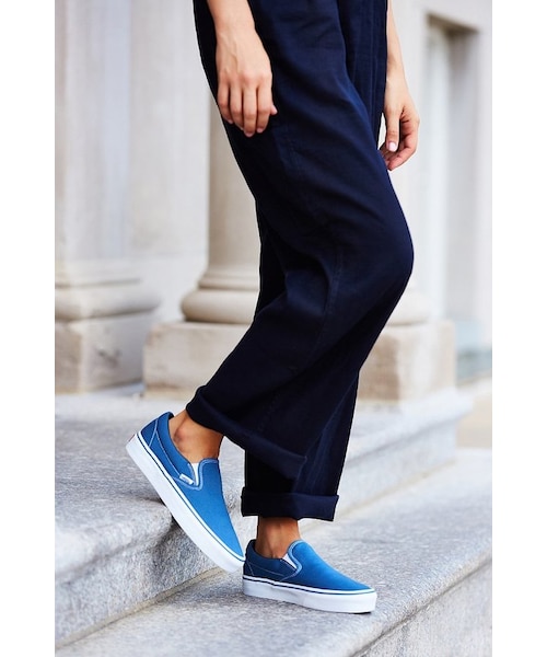 VANS(バンズ)の「Vans Classic Slip-On Sneaker(スニーカー・レディース・Black/Blue/White・W 10/M 8.5/W 6/M 4.5/W 7.5/M 6/W 7/M 5.5/W 8.5/M 7/W 8/M 6.5/W 9/M 7.5)」の3枚目の写真
