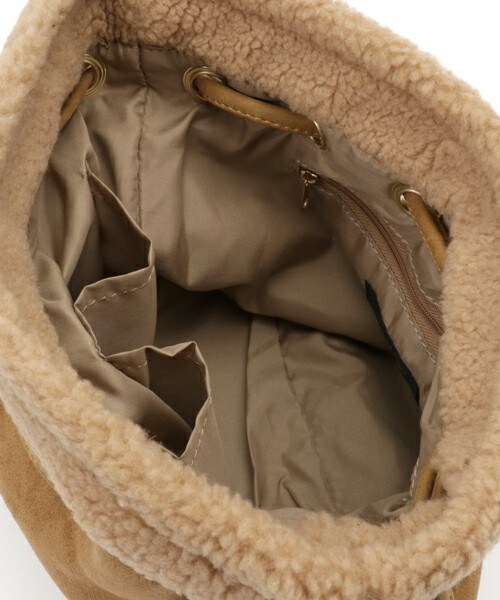 matelasse durer（マトラッセ デュレ）の「ムートンキンチャクバッグ（ショルダーバッグ・レディース・ブラック/ネイビー/キャメル・フリー）」の9枚目の写真