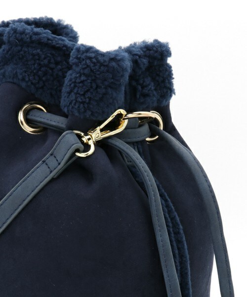 matelasse durer（マトラッセ デュレ）の「ムートンキンチャクバッグ（ショルダーバッグ・レディース・ブラック/ネイビー/キャメル・フリー）」の6枚目の写真