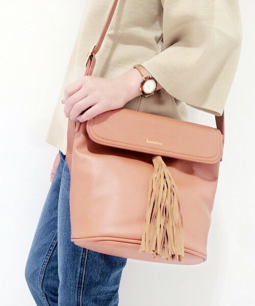 archives（アルシーヴ）の「タッセル付きバケツ型ショルダー（ショルダーバッグ・レディース・ブラック/キャメル・MEDIUM）」の2枚目の写真