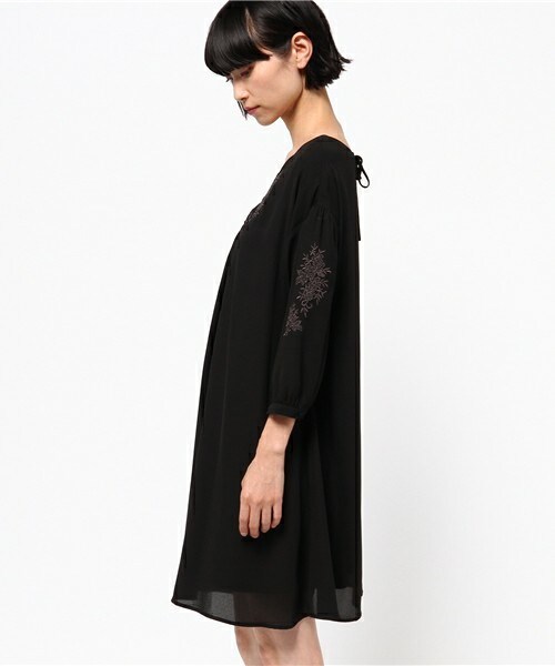 archives（アルシーヴ）の「刺繍ワンピース（ワンピース・レディース・オフホワイト/ブラック/キャメル・MEDIUM）」の5枚目の写真