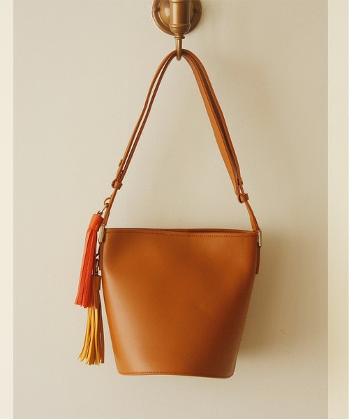 Cookie Chocolate（クッキーチョコレート）の「フリンジバケツバッグ（ショルダーバッグ・レディース・ブラック/キャメル/マスタード・25×27）」の2枚目の写真