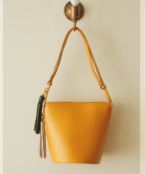 Cookie Chocolate（クッキーチョコレート）の「フリンジバケツバッグ（ショルダーバッグ・レディース・ブラック/キャメル/マスタード・25×27）」の3枚目の写真