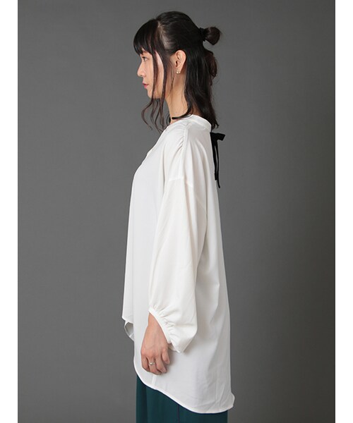 w closet(ダブルクローゼット)の「後ろリボンボリューム袖プルオーバー(トップス・レディース・オフホワイト/キャメル/ブラック・FREE)」の5枚目の写真