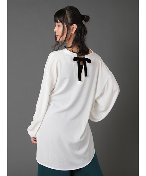 w closet(ダブルクローゼット)の「後ろリボンボリューム袖プルオーバー(トップス・レディース・オフホワイト/キャメル/ブラック・FREE)」の4枚目の写真