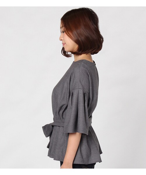 mysty woman（ミスティウーマン）の「ウエストギャザーフレアスリーブトップス（トップス・レディース・グレー/キャメル/ブラック）」の5枚目の写真