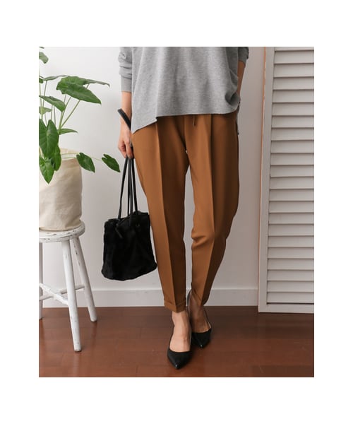 URBAN RESEARCH DOORS（アーバンリサーチドアーズ）の「TRストレッチテーパードイージーパンツ（パンツ・レディース・BLACK/BROWN/CHARCOAL・36/38）」の5枚目の写真