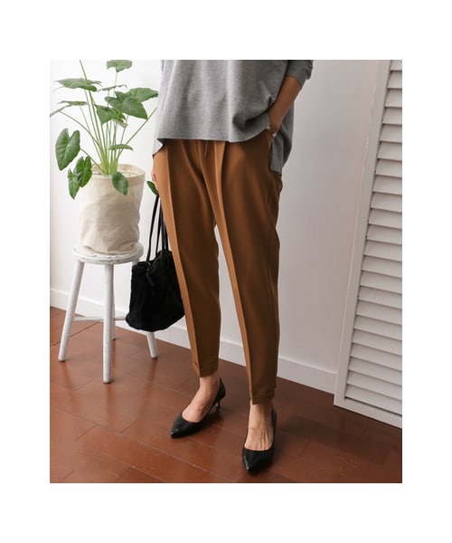 URBAN RESEARCH DOORS（アーバンリサーチドアーズ）の「TRストレッチテーパードイージーパンツ（パンツ・レディース・BLACK/BROWN/CHARCOAL・36/38）」の6枚目の写真