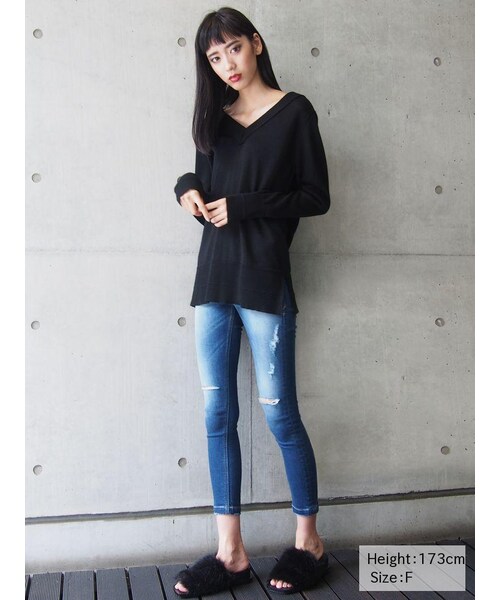 EMODA(エモダ)の「basic wide Vネックトップ(トップス・レディース・ホワイト/グレー/ブラック/レッド/ベージュ・F)」の7枚目の写真