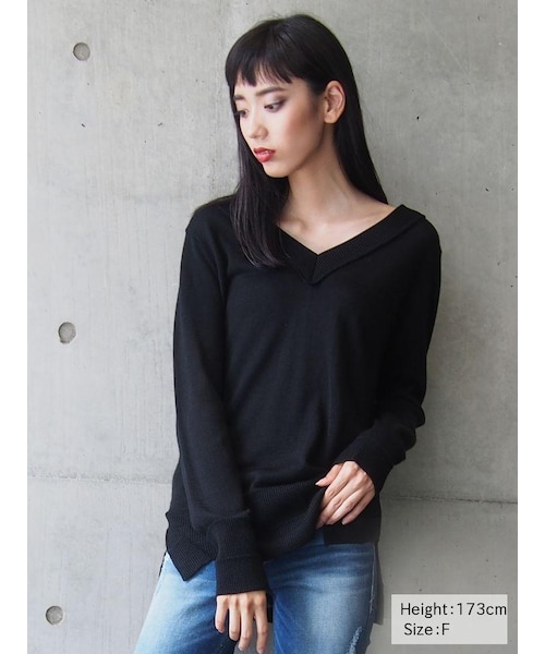 EMODA(エモダ)の「basic wide Vネックトップ(トップス・レディース・ホワイト/グレー/ブラック/レッド/ベージュ・F)」の6枚目の写真
