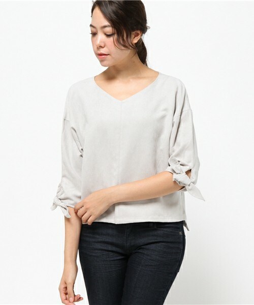 actuel(アクチュエル)の「フェイクスエード袖リボントップス(シャツ/ブラウス・レディース・グレー/ベージュ・FREE)」の1枚目の写真