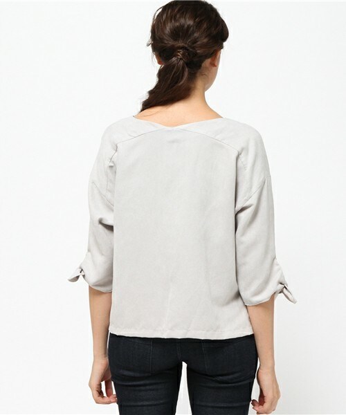 actuel(アクチュエル)の「フェイクスエード袖リボントップス(シャツ/ブラウス・レディース・グレー/ベージュ・FREE)」の5枚目の写真