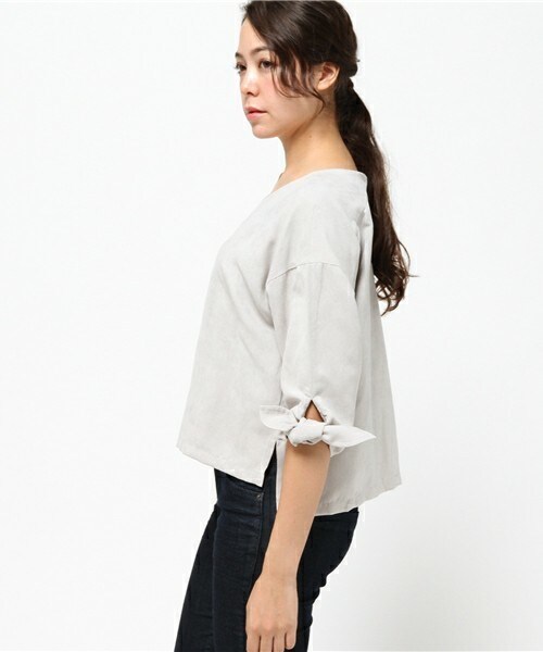 actuel(アクチュエル)の「フェイクスエード袖リボントップス(シャツ/ブラウス・レディース・グレー/ベージュ・FREE)」の4枚目の写真