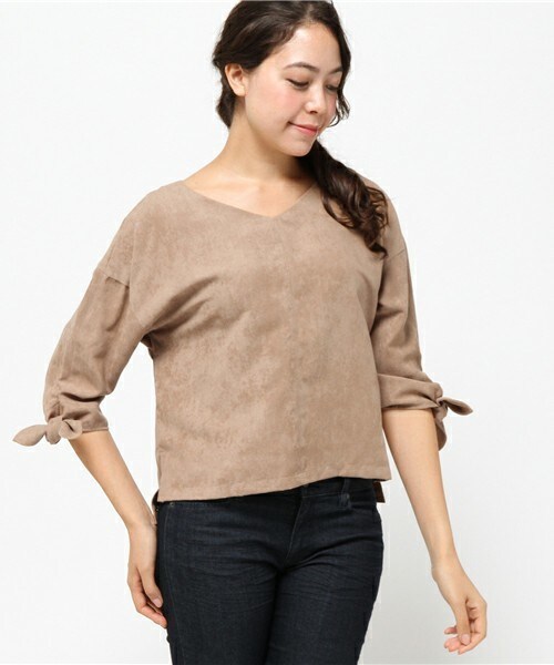 actuel(アクチュエル)の「フェイクスエード袖リボントップス(シャツ/ブラウス・レディース・グレー/ベージュ・FREE)」の2枚目の写真