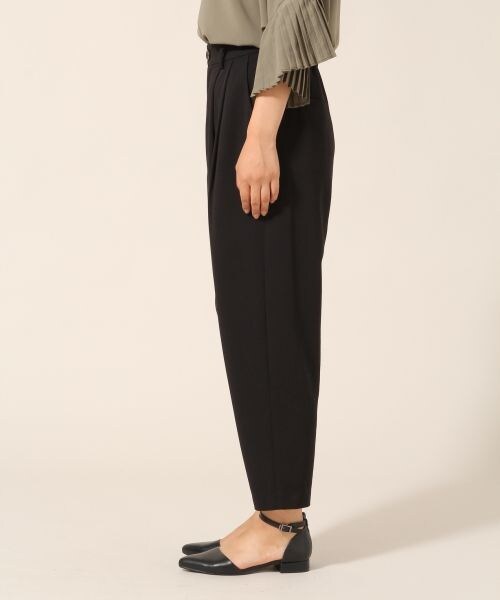 LOWRYS FARM(ローリーズファーム)の「タックボリュームクロップドパンツ(パンツ・ブラック/レッド/デニム・M/L)」の4枚目の写真