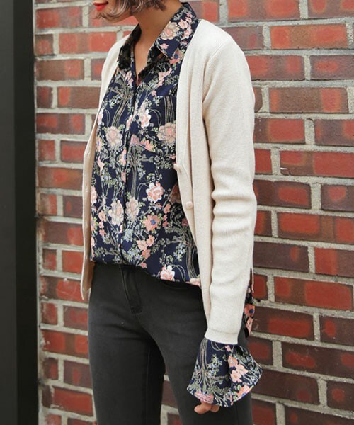 DHOLIC（ディーホリック）の「ベルカフス花柄ブラウス（シャツ/ブラウス・レディース・ワイン/ネイビー・FREE）」の2枚目の写真