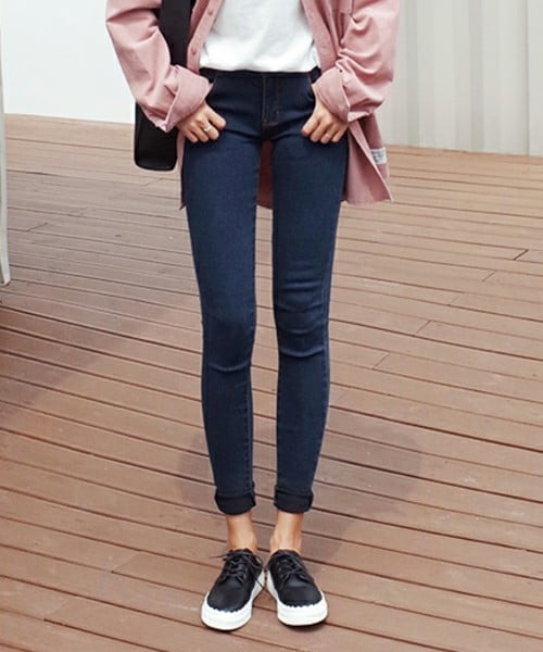 DHOLIC（ディーホリック）の「3COLORSデニムスキニーパンツ（デニムパンツ・レディース・ブラックグレー/ブルーデニム/ライトブルーデニム・25/26/27/28/29）」の2枚目の写真